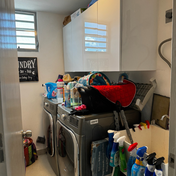 Cuarto de lavar antes de organizar – Off Clutter