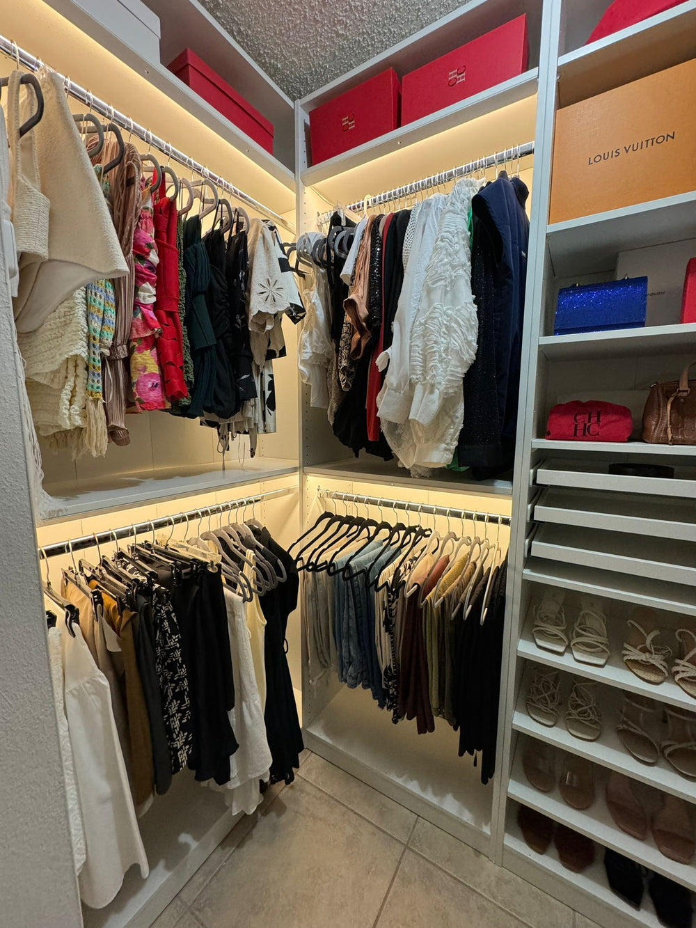 Walk-in clóset con iluminación y ropa organizada
