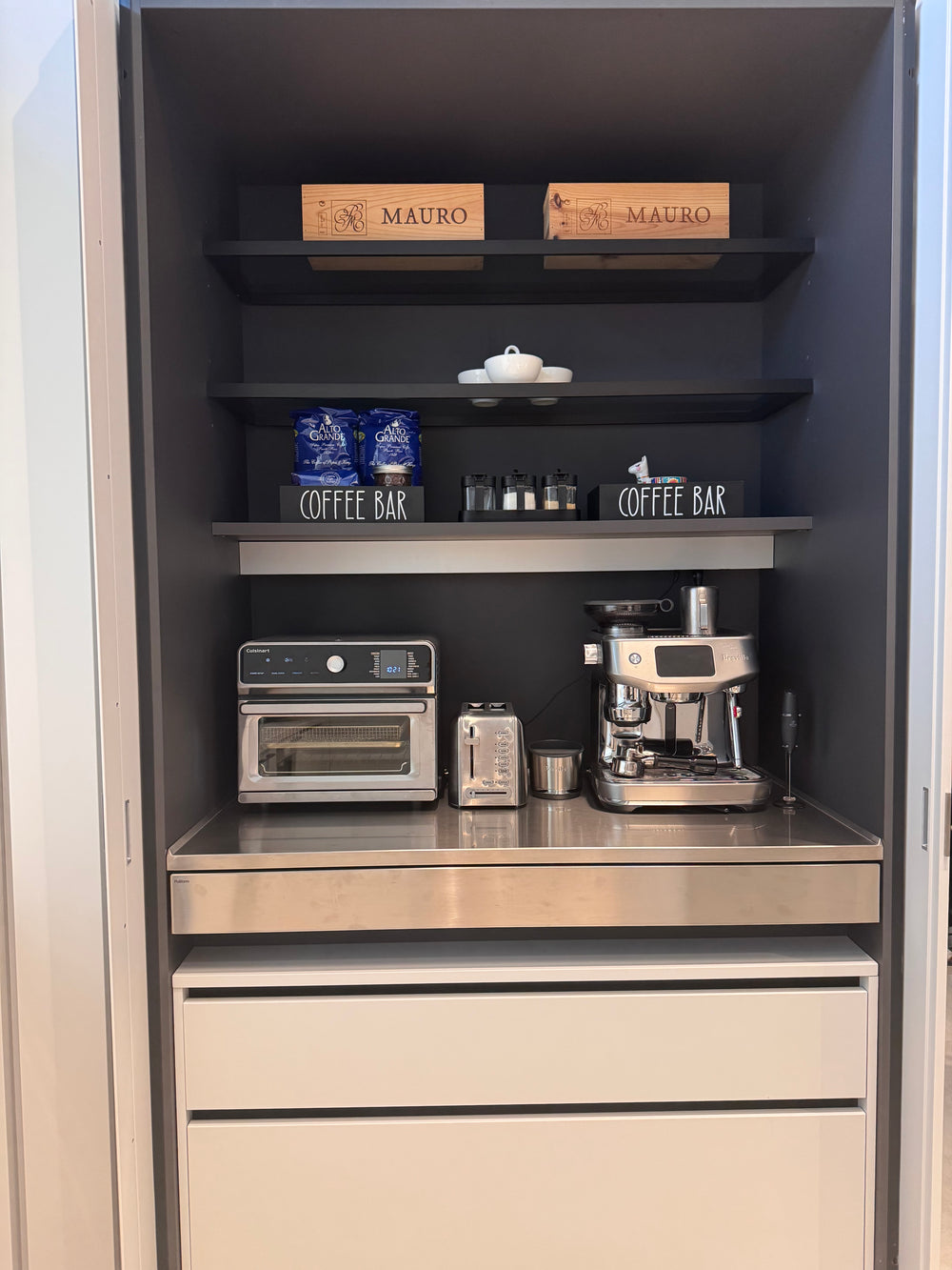 Coffee bar organizado dentro de un gabinete de cocina
