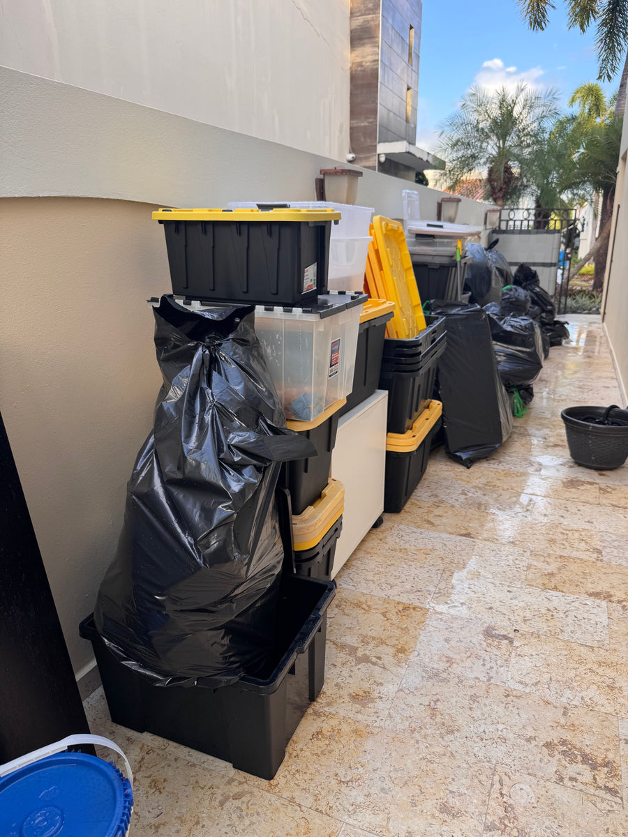 Bolsas y cajas listas para donar y desechar después de una depuración