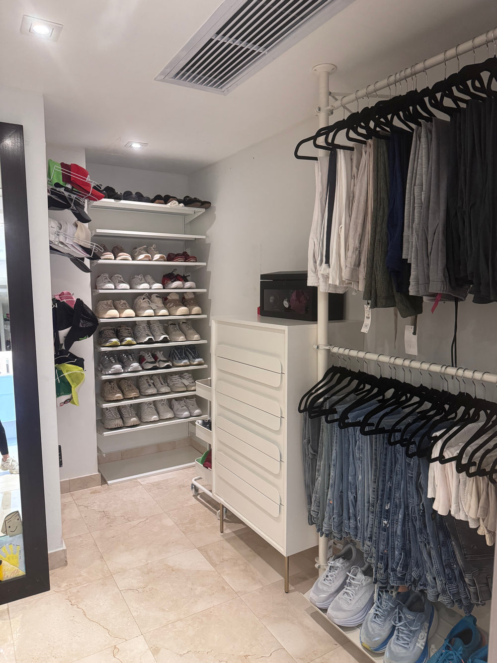 Clóset con ropa y zapatos organizados