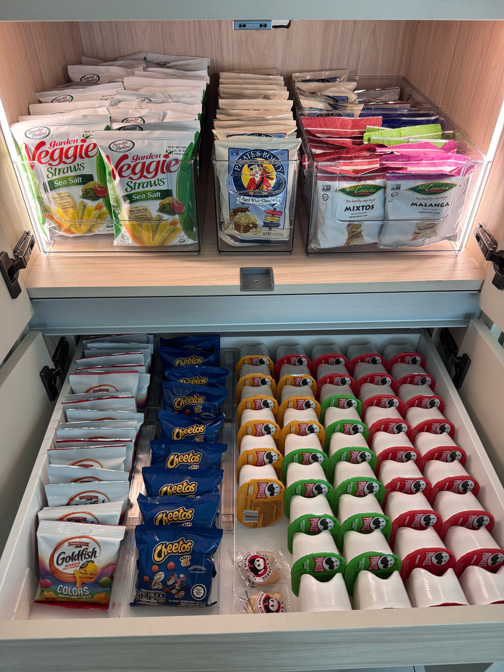 Gaveta de meriendas para niños organizada con divisores