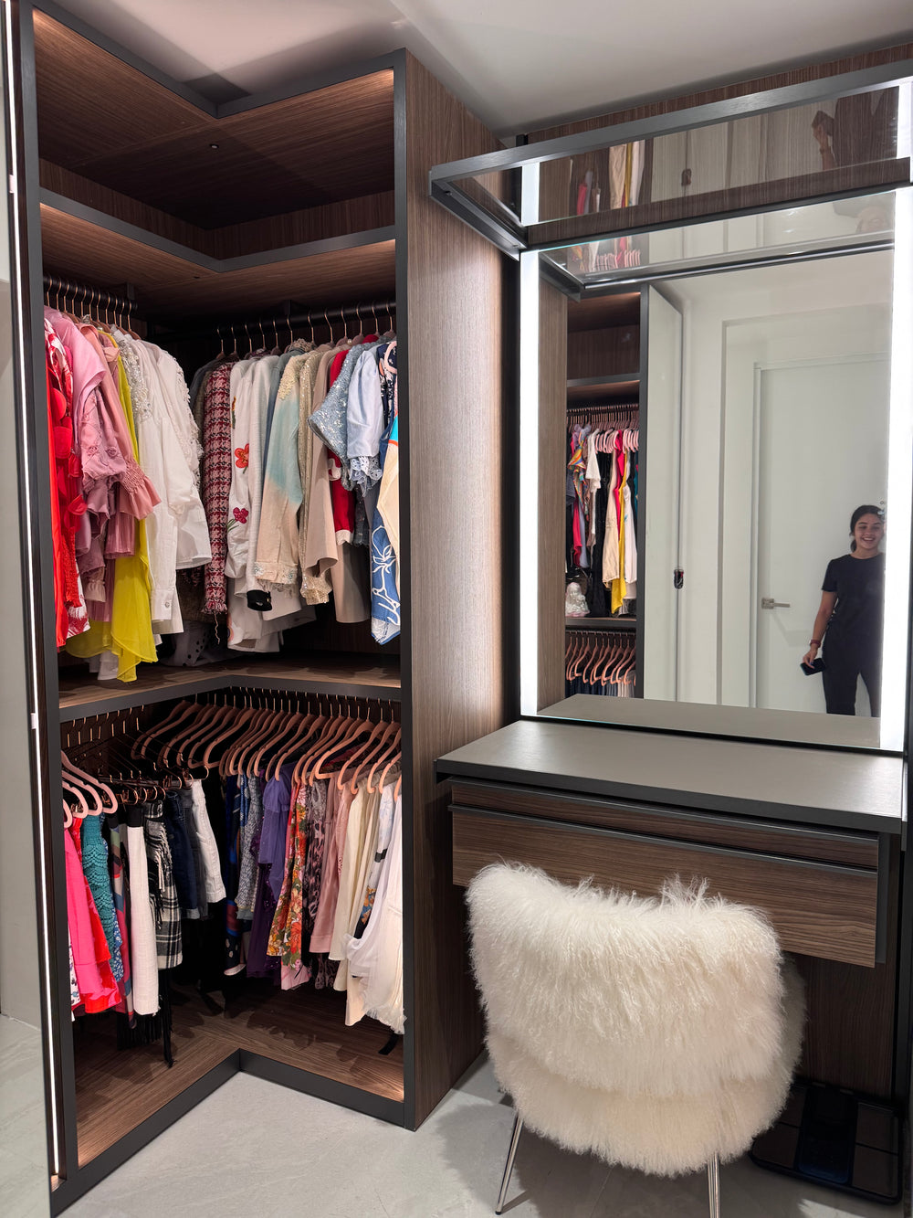 Walk-in clóset con tocador organizado