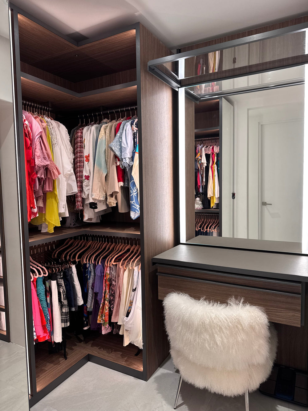 Walk-in clóset organizado por Off Clutter