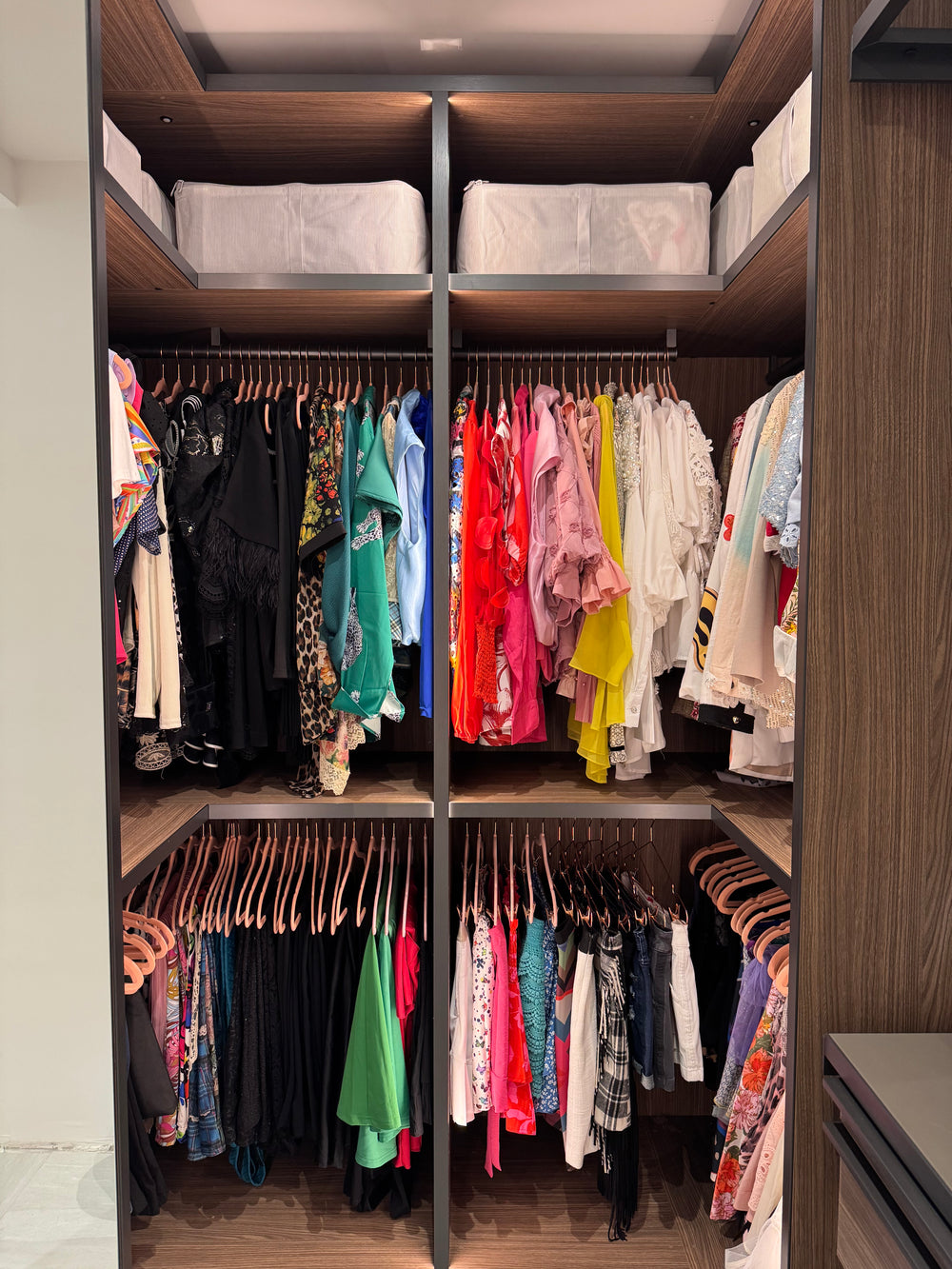 Clóset organizado por colores