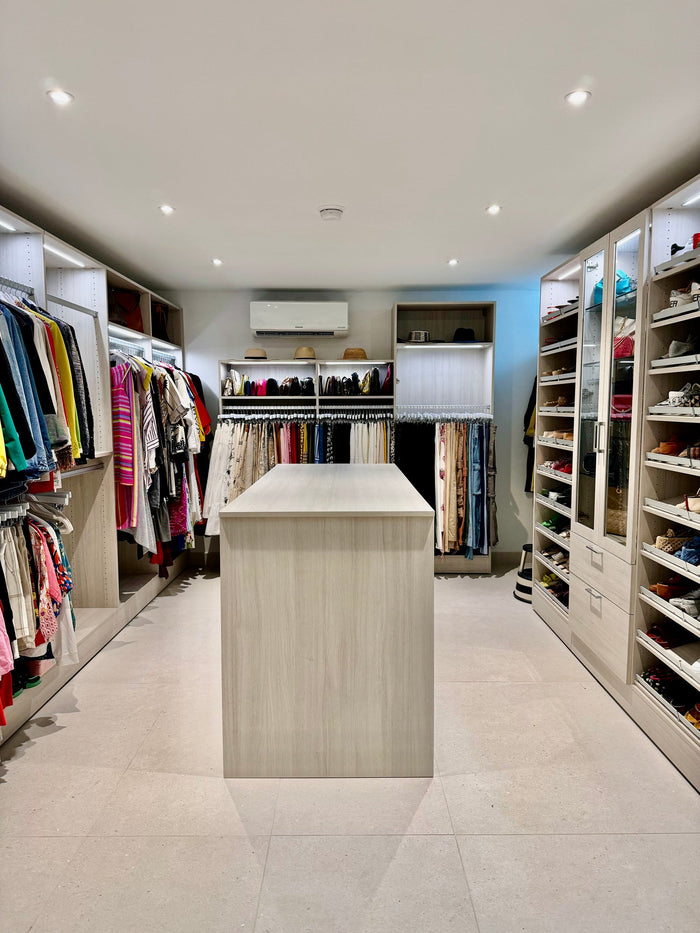 Walk-in clóset organizado por Off Clutter